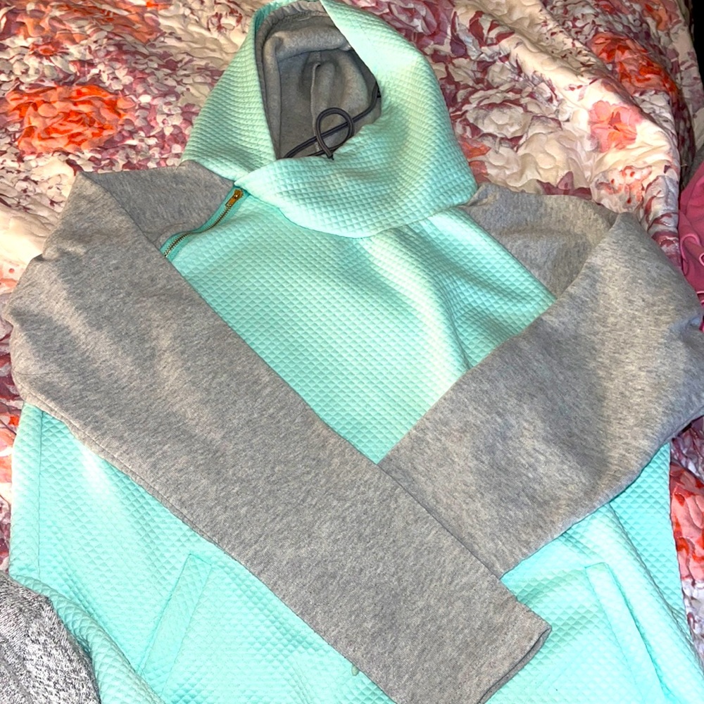 Jing yi (Amazon) hoodie very thin. Large
